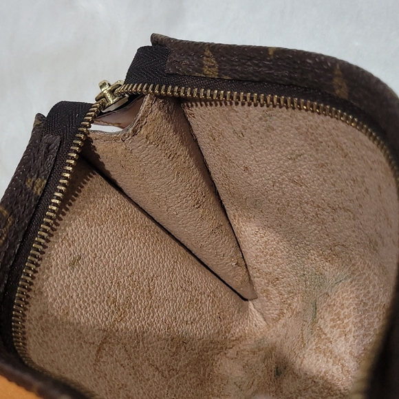 Louis Vuitton Cosmetics Pouch / Pochette - Picture 12 of 16